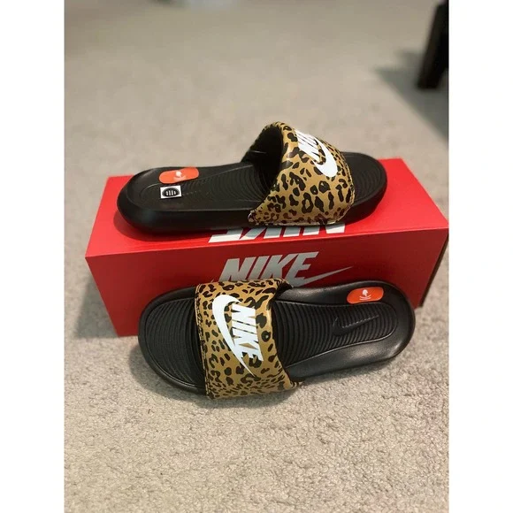 NIB Nike Victori Cheetah Print Slides WM Various Sizes - Picture 3 of 4